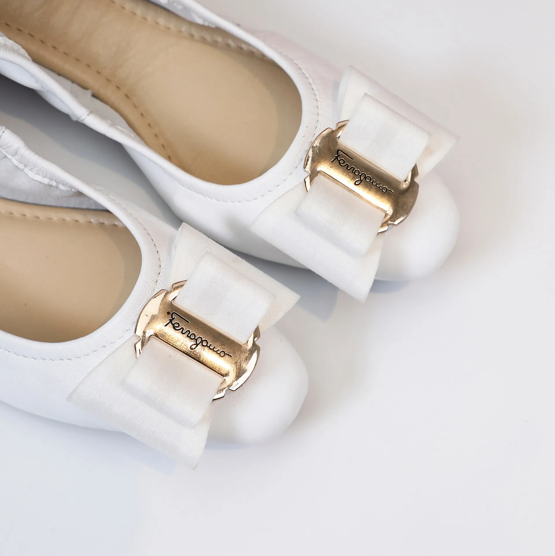 👟👟Ex-factory price 360👟👟 Early spring new style Salvatore Ferragamo hot style small square toe egg roll shoes [wit] 5mm high elastic latex, so soft you want to cry❗️The toe is equipped with Ferragamo's signature hardware butterfly🦋 buckle. Newly opened mold and upgraded outsole, 1cm heel is comfortable and not tiring. Upper: mixed sheepskin Inner pads: light goatskin (non-fading) Color: black, white, gun, red, burgundy, blue, pink Code number: 34-41